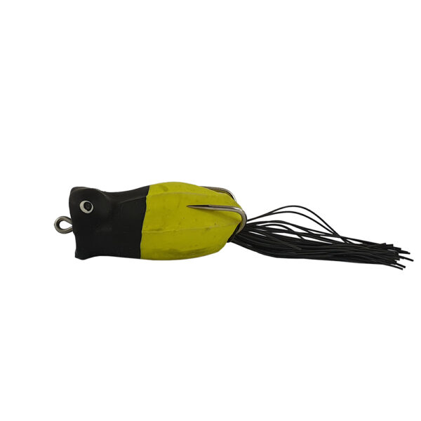 Isca Bocão Popper Frog Life em ação na superfície da água cor amarelo com cabeça preta