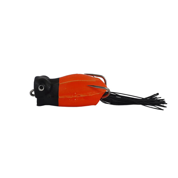 Isca Bocão Popper Frog Life em ação na superfície da água cor laranja com cabeça preta