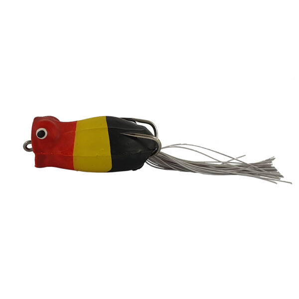 Isca Bocão Popper Frog Life em ação na superfície da água cor preto amarelo e vermelho