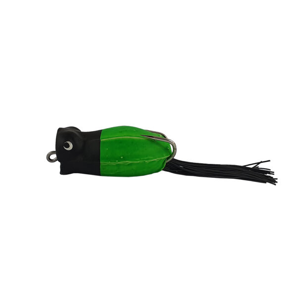 Isca Bocão Popper Frog Life em ação na superfície da água cor verde com cabeça preta
