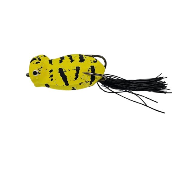 Isca Bocão Popper Frog Life em ação na superfície da água cor amarelo